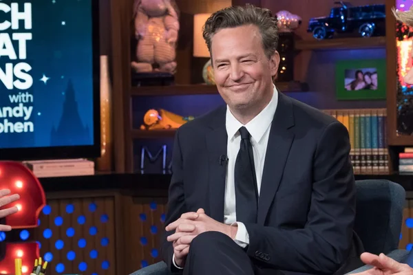 Matthew Perry passa por cirurgia de emergência no intestino