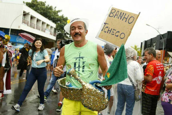 Pacotão desfila irreverência neste domingo de carnaval