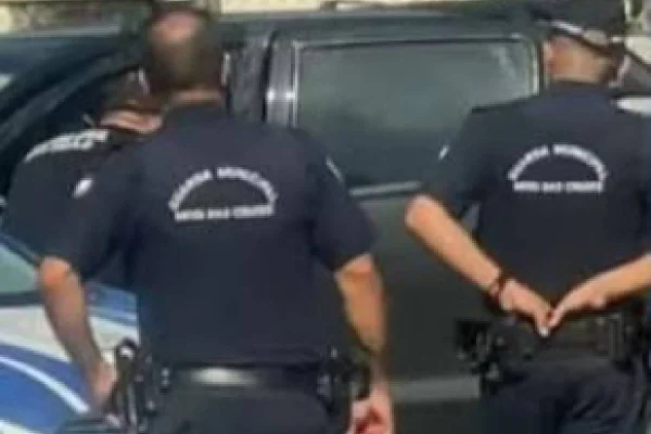Policiais observam carro em que foi encontrado corpo em Mogi das Cruzes, em São Paulo- Metrópoles