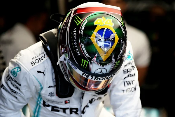 Capacete com a bandeira do Brasil