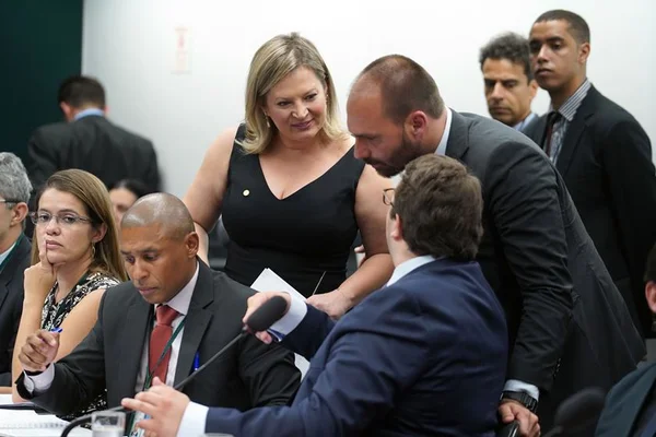 Joice ataca oposição na CCJ: “Mais parece um jardim de infância”