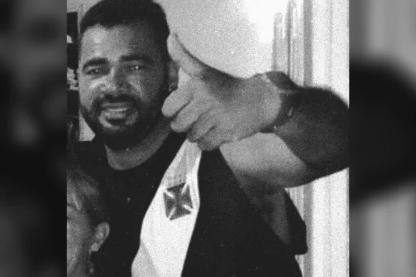 Foto em preto e branco de vítima