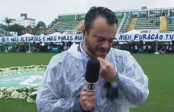 Eric Faria, repórter da Globo, chora ao falar sobre cobertura da tragédia