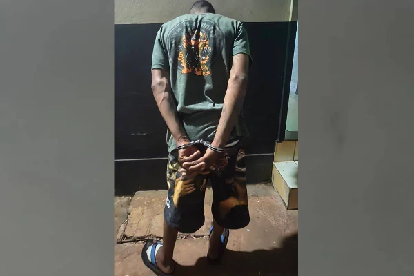 Homem preso, algemado, com as mãos para trás - Metrópoles