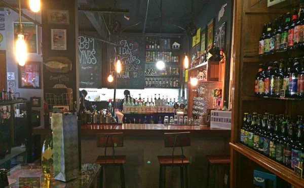 Desgovernado, carro invade bar e fere casal no Entorno do DF