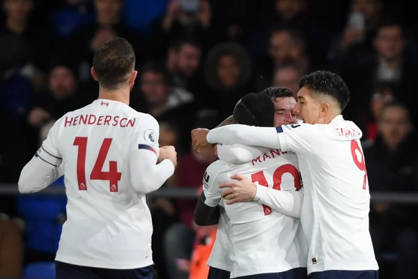 Firmino marca no fim e Liverpool vence o Crystal Palace