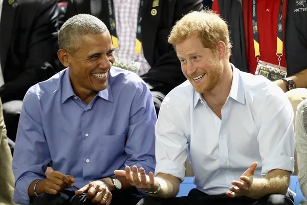 Cinema ou boliche? Príncipe Harry entrevista Barack Obama para rádio