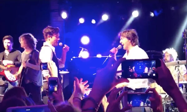 Brandon Flowers, do The Killers, no palco com Paul McCartney