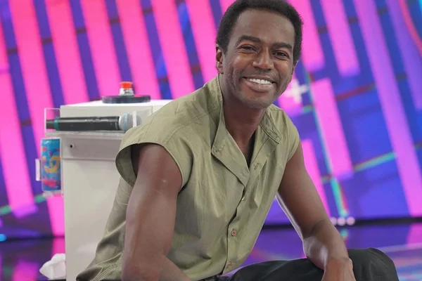 Jonathan Azevedo posa nos bastidores da TV Globo - Metrópoles