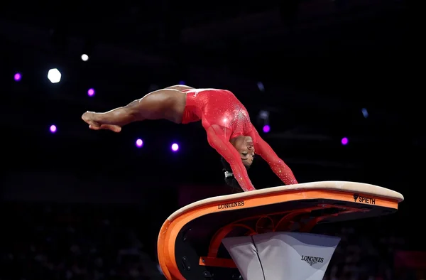 Biles é ouro no salto e fica fora do pódio nas barras no Mundial