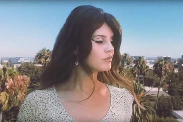 Foto colorida da cantora Lana Del Rey - Metrópoles