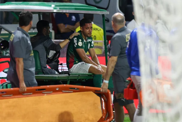 Imagem colorida de Vitor Roque saindo por lesão