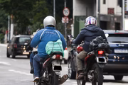 Motos passam pela Rua da Consolação, em São Paulo