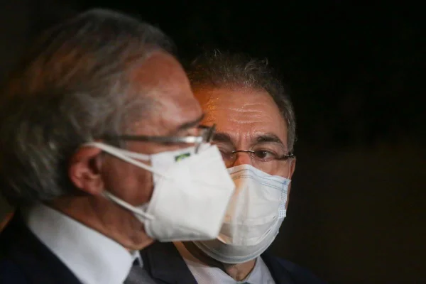Ministroc da Economia, Paulo Guedes, da Saúde, Marcelo Queiroga, da Infraestrutura, Tarcísio Gomes de Freitas, e o da Comunicação, Fábio Faria, falam com a imprensa após jantar do presidente Bolsonaro com empresários