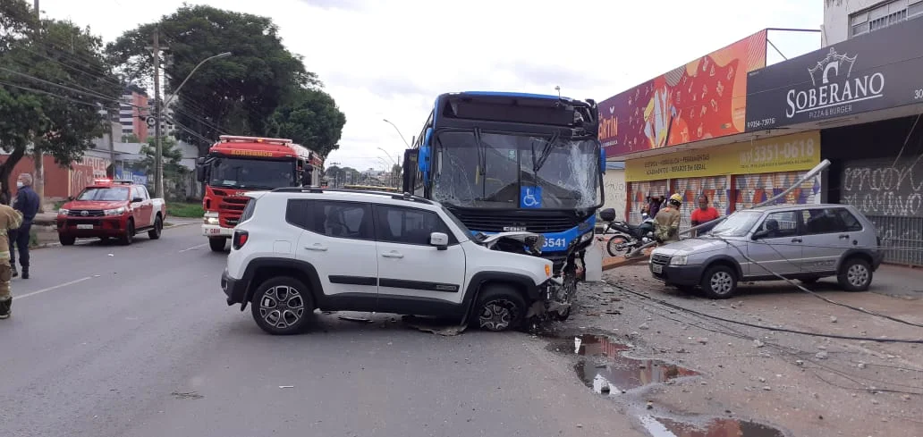 Colisão entre ônibus e carro deixa dois feridos e interdita via no DF - imagem 2 Colisão entre ônibus e carro deixa dois feridos e interdita via no DF - imagem 2