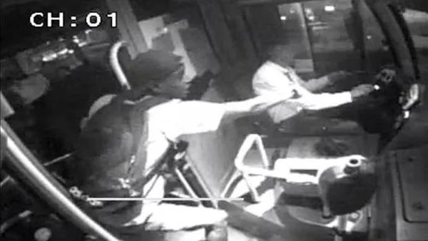 Vídeo: Câmera registra ação de bandidos durante sequestro de ônibus no Rio