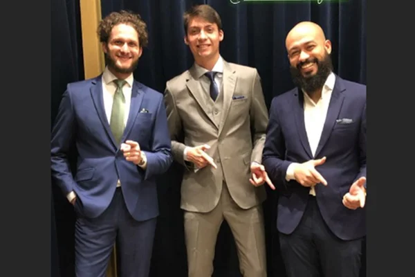 Sem azul-bebê na posse: “Bolsonaro Júnior” usará discreto terno bege