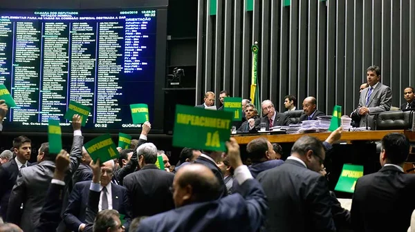 Plenário da Câmara discute impeachment. Entenda o rito