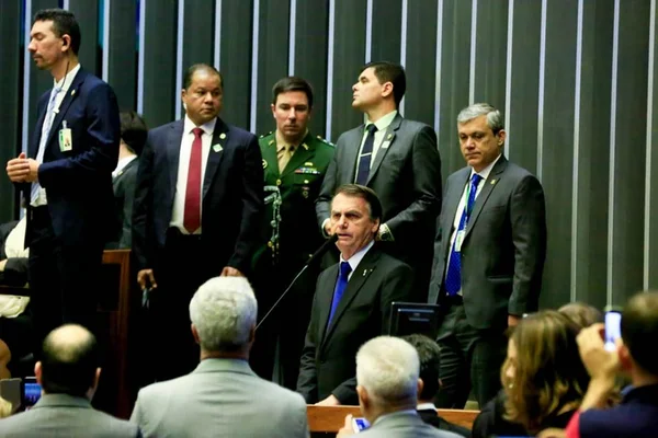 Bolsonaro vai a plenário da Câmara e elogia Maia em dia de votação