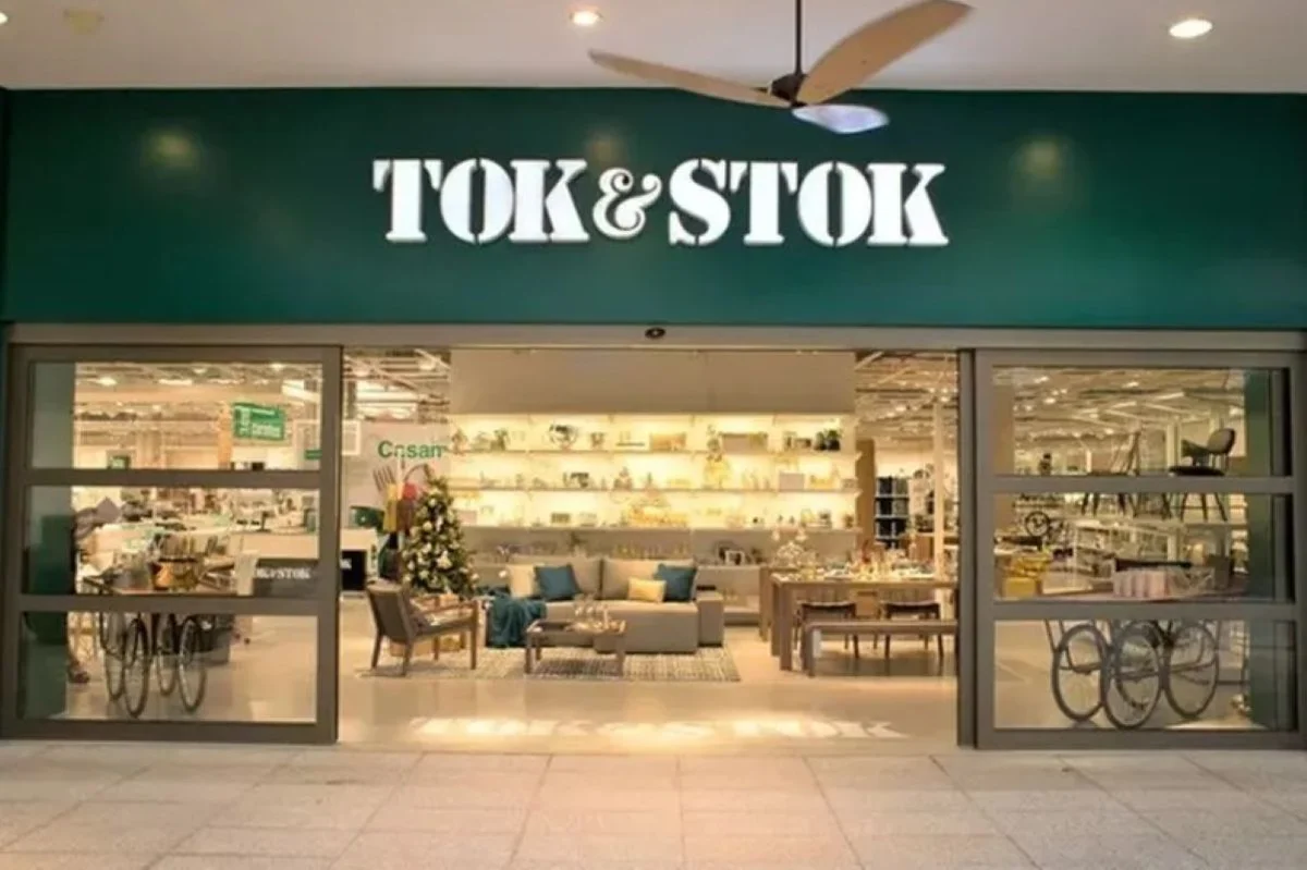 imagem colorida de fachada de loja da Tok&Stok