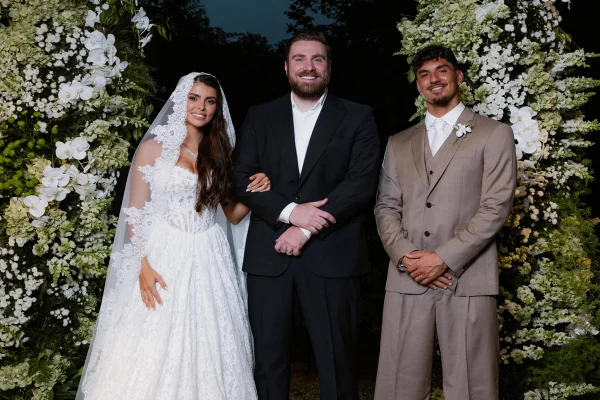 O pastor André Fernandes ao lado de Gabriel Medina e Isabella Arantes