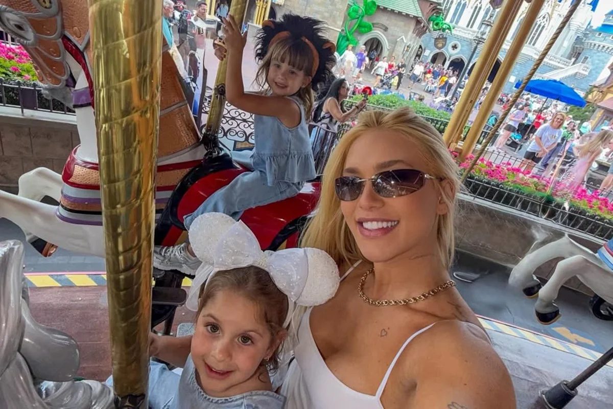 Virginia abre álbum de fotos com os filhos na Disney Virginia abre álbum de fotos com os filhos na Disney