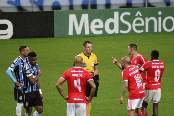 Inter quebra jejum no Gre-Nal, mas só empata e segue sem ganhar clássicos