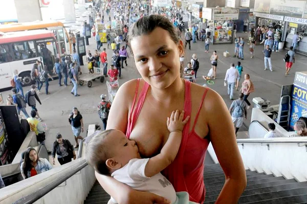 Proibir a amamentação em local público pode virar crime