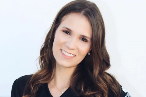 Jeniffer Castro posou de blusa preta para as redes sociais - Metrópoles