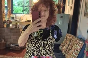Roseana Murray faz selfie no espelho