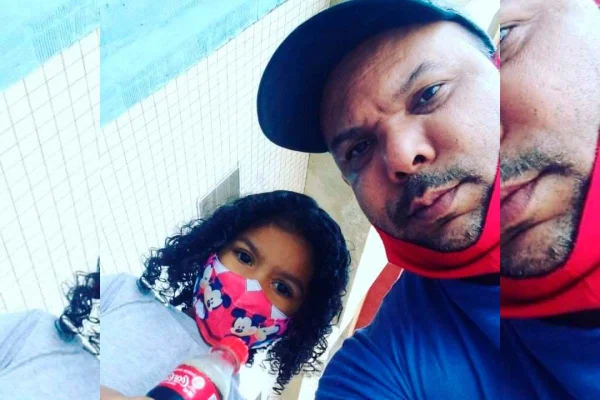 Imagem colorida de Maria Yloa (esqueda) e José Tenório (direita). A criança tem cabelos cacheados e está de máscara - Metrópoles