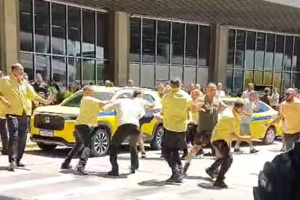 Quebra-pau em aeroporto: disputa por ponto de táxi termina em pancadaria