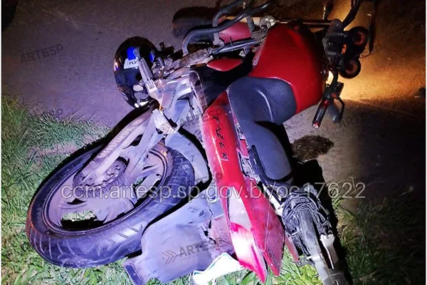 Segundo a Artesp, o motorista do carro colidiu contra a traseira da moto, a fazendo tombar. Ele fugiu após atropelar o motociclista - Metrópoles