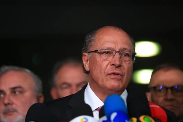 O coordenador da equipe de transição de Lula e vice-presidente eleito, Geraldo Alckmin, dá entrevista diante de púlpito no Senado cercado de outros políticos - Metrópoles