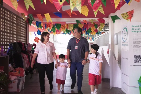 Filhos fazem homenagem de Dia dos Pais a professor da Escola Canadense