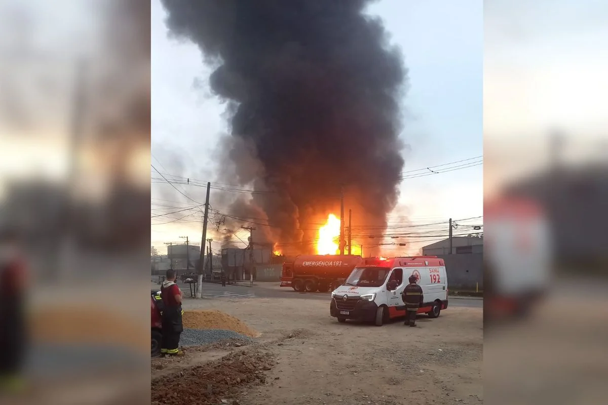 Fábrica foi evacuada preventivamente após incêndio atingir tanques de solventes. Imagens mostram chamas intensas e muita fumaça preta Fábrica foi evacuada preventivamente após incêndio atingir tanques de solventes. Imagens mostram chamas intensas e muita fumaça preta