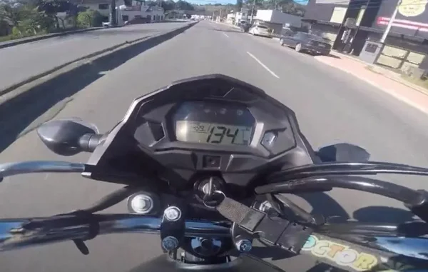 Jovem pilota moto a 136 km/h e “provoca” polícia em Santa Catarina