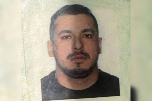Foto de Michaell Douglas, um homem branco com barba preta, que usa camiseta preta - Metrópoles