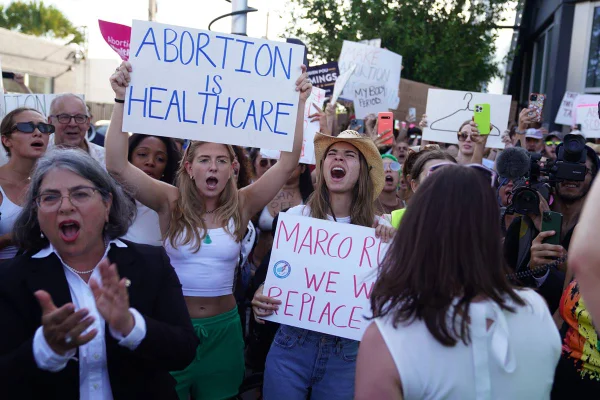 Foto colorida de protesto contra aborto em Miami, nos Estados Unidos - Metrópoles