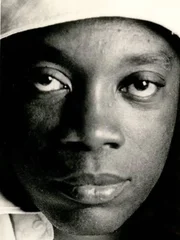 Milton Nascimento encara a câmera fotográfica