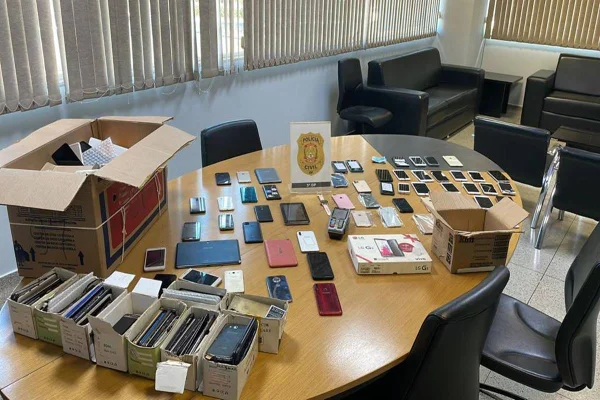 Brasão da PCDF cercador por celulares