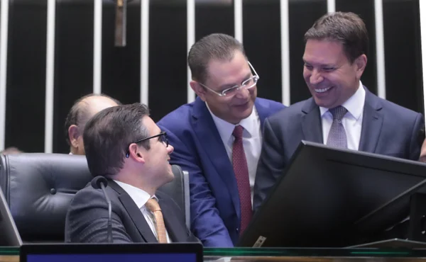Foto colorida mostra os deputados Hugo Motta, Sóstenes Cavalcante e Alexandre Ramagem conversando - Metrópoles