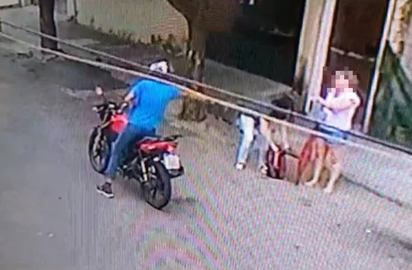 Imagem colorida mostra o momento em que mãe e filha são assaltadas no Ceará e alvo de tiros - Metrópoles