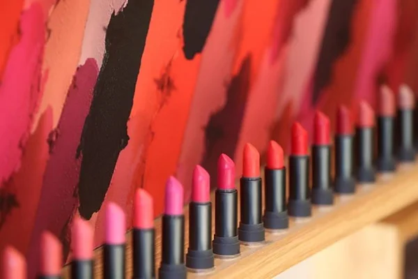 Conta no Instagram denuncia plágio de produtos de beleza