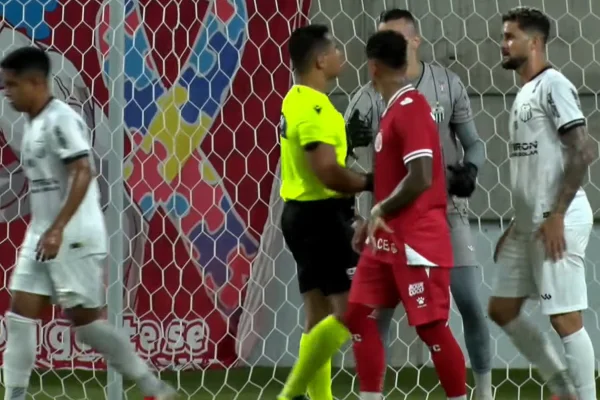 Jogadores conversam com árbitro no jogo América de Natal-RN e Central-PE na Série D