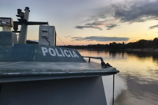 Imagem mostra embarcação no Rio Javari, no Amazonas - Metrópoles