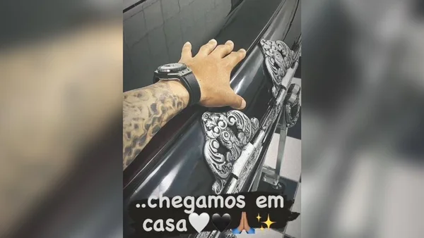 Edinho, filho de Pelé, posta foto em stories no Instagram que mostra caixão do pai já na Vila Belmiro, estádio do Santos - Metrópoles