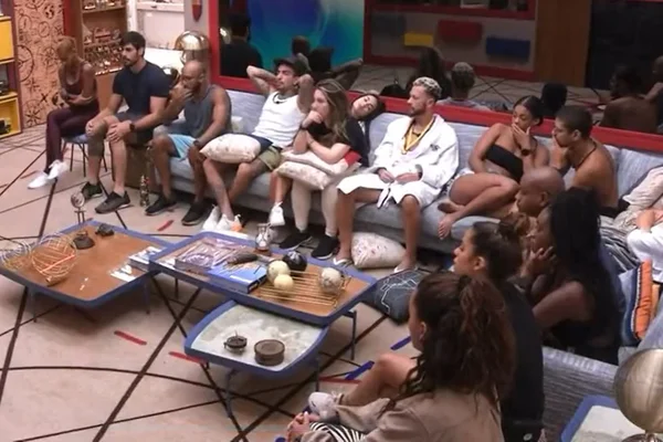 Participantes do BBB23 reunidos na sala do reality - Metrópoles