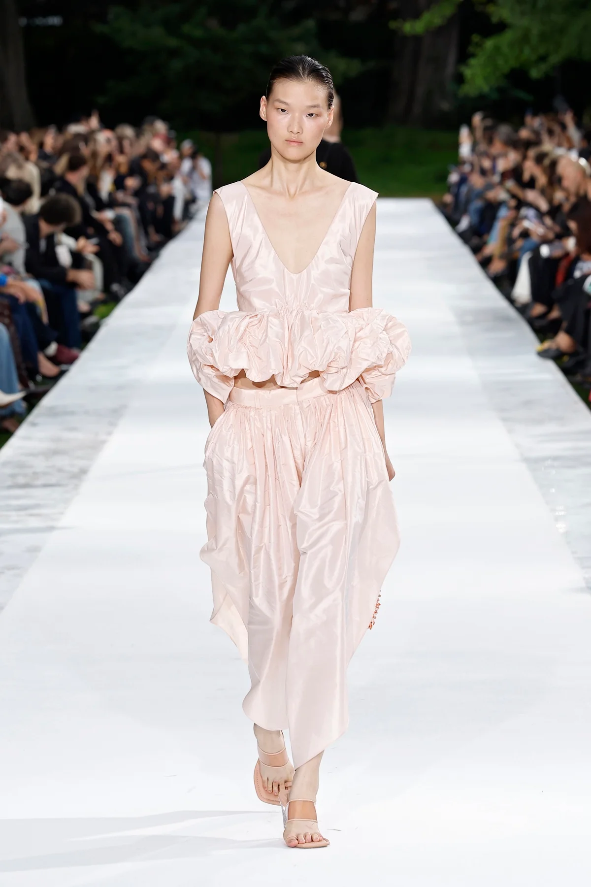 Em desfile da Stella McCartney, os volumes surgem de forma mais contida Em desfile da Stella McCartney, os volumes surgem de forma mais contida