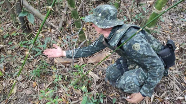 foto colorida de policial ambiental mostrando armadilha montada para caça ilegal em Santo Expedito (SP)